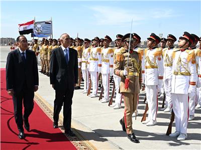 رئيس الوزراء  يستقبلُ نظيره الأردني بمطار القاهرة الدولي