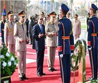 الرئيس السيسى يضع إكليل من الزهور على النصب التذكارى للجندى المجهول 