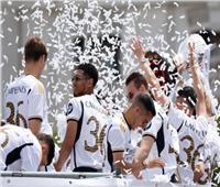 لاعبي ريال مدريد يحتفلون مع الجماهير بعد حصولهم علي الدوري الأسباني