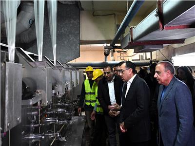 «رئيس الوزراء» يتفقد تطويرأكبرمصانع إنتاج «الفيبربوليستر» بكفر الدوار 