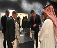 وفد رسمي من وزارة السياحة والآثار يزور معرض شطر المسجد بالسعودية