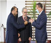 نيابة عن الرئيس: سفير فلسطين يمنح رئيس إتحاد كتاب مصر وسام الثقافة والعلوم والفنون