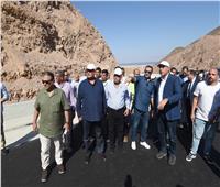 خلال جولته بمدينة نويبع: رئيس الوزراء يتفقد أعمال تطوير ورفع كفاءة طريق دهب - نويبع