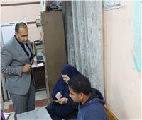 رئيس لجنة انتخابية بشبرا الخيمة يساعد سيدة عجوز للادلاء بصوتها
