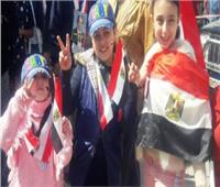 أطفال يرفعون علم مصر.. واصطفاف الأسرة المصرية أمام اللجان الانتخابية