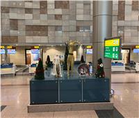 اشجار الكريسماس تستقبل المسافرين في المطارات المصرية 