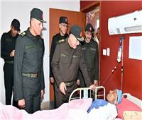 الفريق أسامة عسكر يزور عدد من المصابين بمستشفى الحلمية للقوات المسلحة 