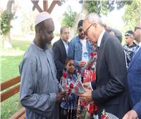 محافظ القليوبية يوزع هدايا «الرئيس» على الأطفال بـ «القناطر الخيرية»
