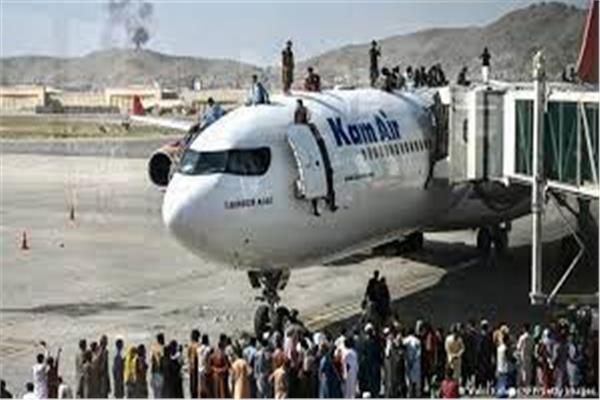 حشود أفغانية في مطار كابل