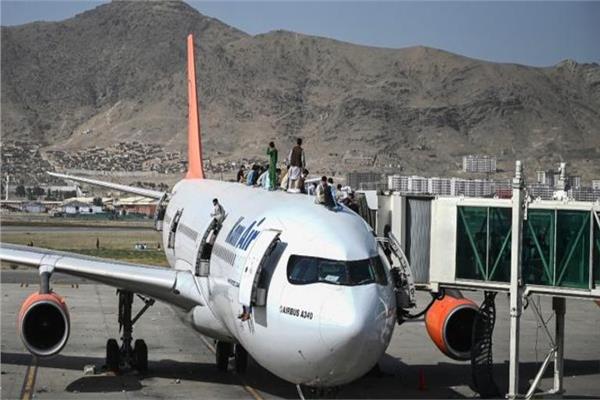 مواطنين افغان يعتلون الطائرة هربا من المصير المجهول