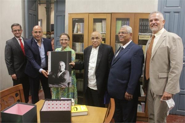 سفيرة كولومبيا تهدي مطبوعات ماركيز لمتحف نجيب محفوظ