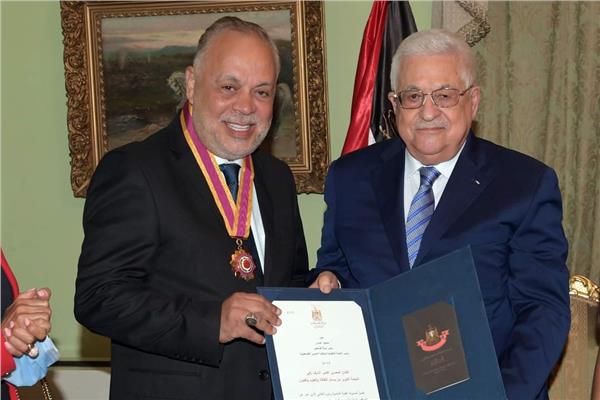 الرئيس الفلسطيني واشرف زكي اثناء التكريم