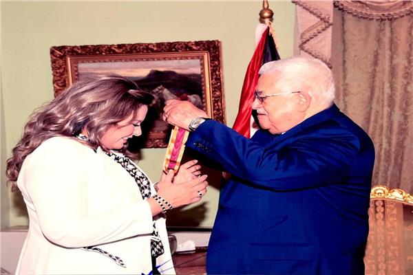 الرئيس الفلسطيني وصابرين اثناء التكريم