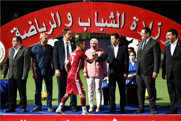 الدكتور أشرف صبحي وزير الشباب والرياضة يهنئ الفريق الفائز