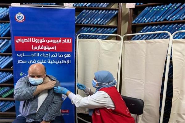 لاجئ يحصل على اللقاح فى مصر 
