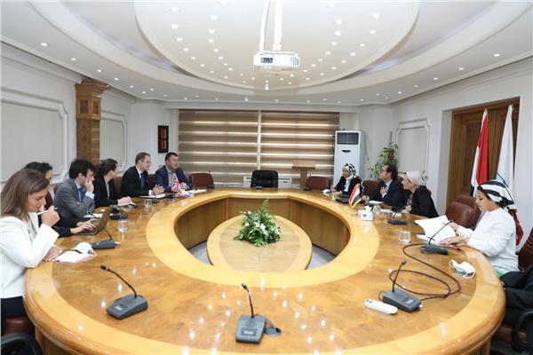  وزيرة  البيئة خلال اللقا ء