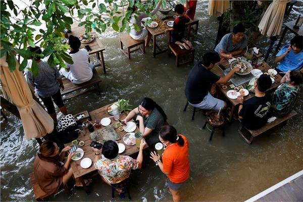 المطعم وحوله مياه الفيضان