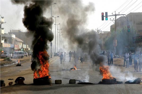 المتظاهرون أشعلوا إطارات السيارات فى الخرطوم