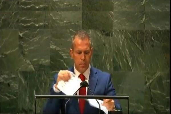 سفير الاحتلال يمزق تقرير جرائمه بالأمم المتحدة 