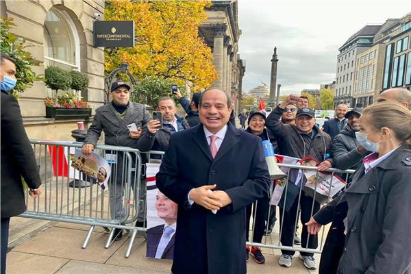 الرئيس السيسي يحيي أبناء الجالية المصرية في اكتلندا المحتشدة امام مقر إقامته 