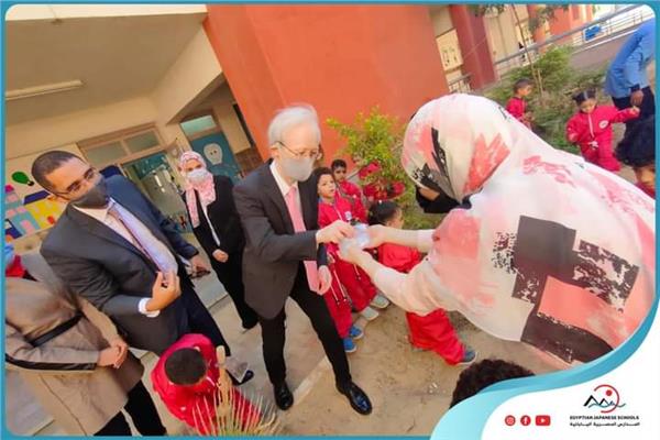 السفير الياباني خلال زيارته المدارس اليابانية في مصر