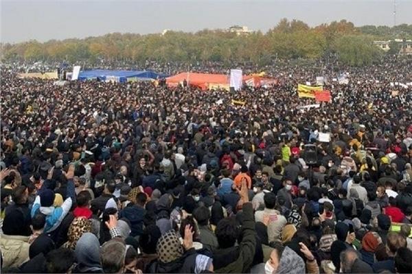 ألاف من المزارعين بوسط إيران  بتظاهرون 