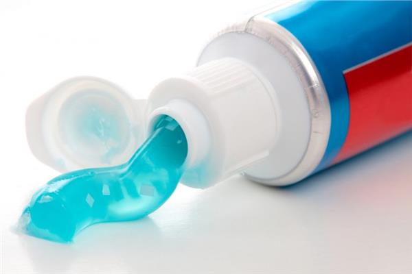  “معجون الأسنان” أثناء الحروق .. كارثة