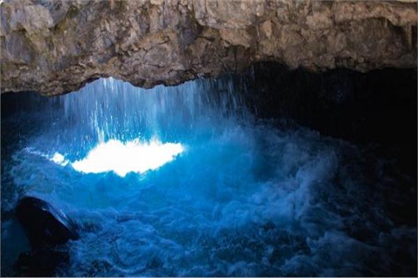 المياه تحت الأرض داخل صخرة زرقاء