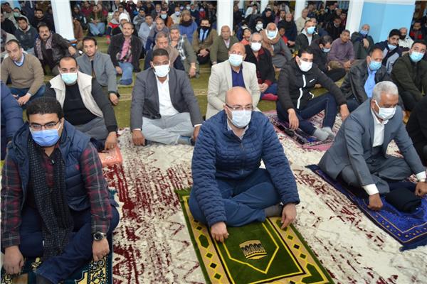 المحافظ يؤدى الصلاة في المسجد الجديد