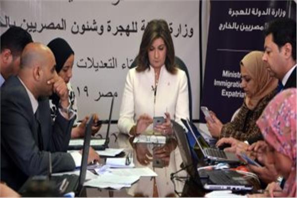 نادية مكرم وزيرة الهجرة خلال احد اجتماعتها 