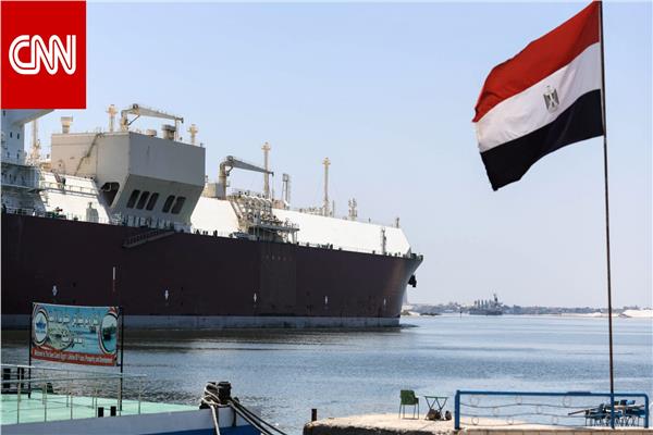ابحار احدى السفن التجارية بصادرات مصرية 