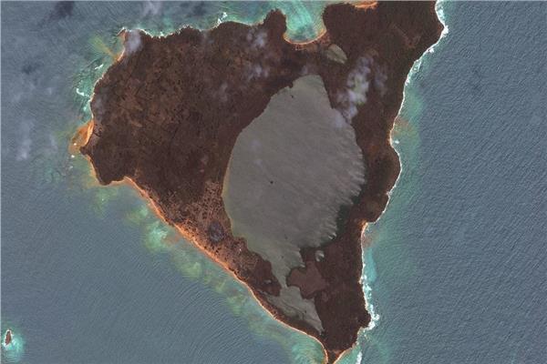 صورة التقطها الأقمار الاصطناعية تظهر الجزيرة التي عليها البركان بعد ثورانه