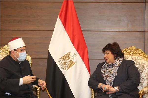 وزيرة الثفافة تلتقي وزير الاوقاف بمعرض القاهرة الدولى للكتاب