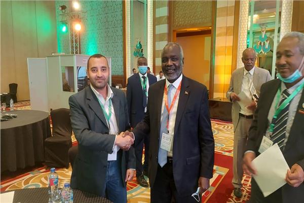الزميل أيمن عامر مع الوزير السودانى