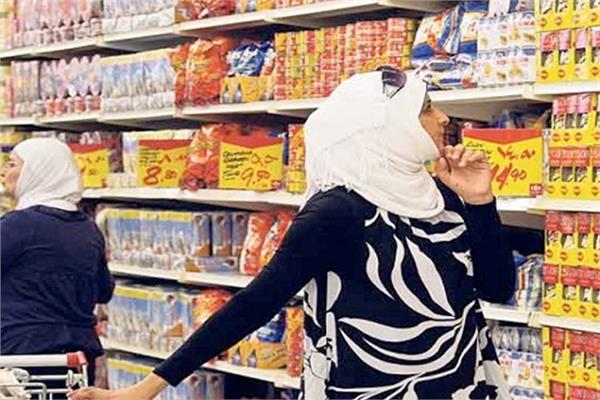 احدى الزبائن تتفحص اسعار السلع قبل الشراء