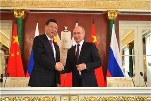 الرئيس الروسي تشي جين بينج ونظيره الروسي فلاديمير بوتين
