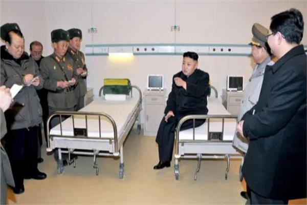 زعيم كوريا الشمالية وفي يده سيجارة