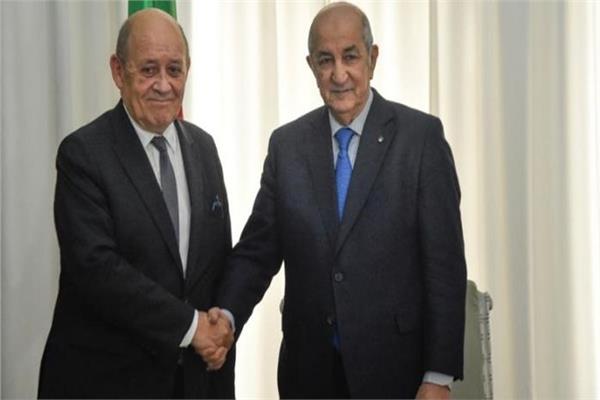 الرئيس الجزائري يصافح وزير خارجية فرنسا 