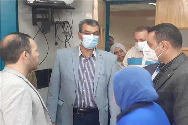 الدكتور أسامة فودة مدير التأمين الصحى بالقليوبية يطمئن على الخدمات الطبية بمستشفى النيل