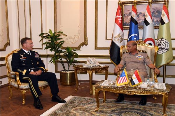 القائد العام للقوات المسلحة وزير الدفاع والإنتاج الحربى يلتقى قائد القيادة المركزية الأمريكية