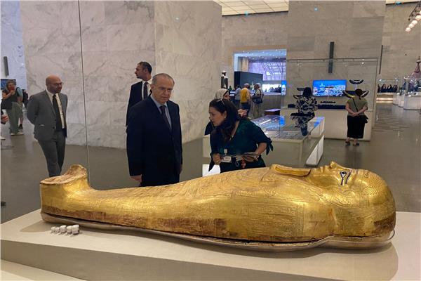 خلال زيارته لـ «القومى للحضارة».. وزير خارجية قبرص يعرب عن انبهاره بكنوز المتحف 