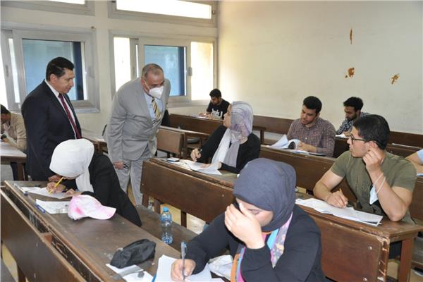 رئيس جامعة حلوان  يتابع الإمتحانات 