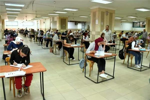 طلاب حقوق عين شمس يؤدون الامتحانات