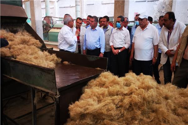 وزير قطاع الأعمال العام يتفقد مصانع شركة طنطا للكتان والزيوت