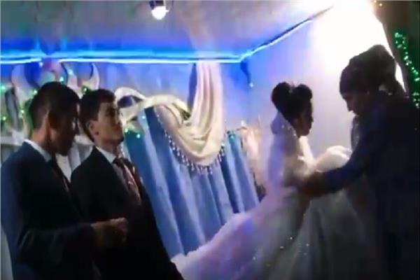 عريس اوزبكستانى يضرب زوجته خلال حفل الزواج