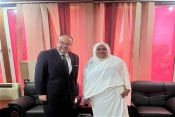 السفير حسام عيسي مع وزيرة التجارة السودانية