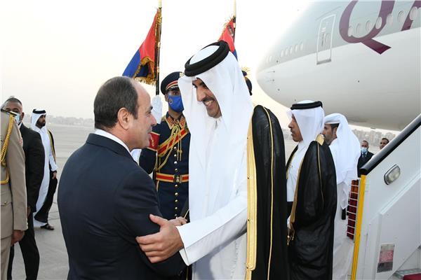 الرئيس السيسي خلال استقبال أمير قطر بمطار القاهرة