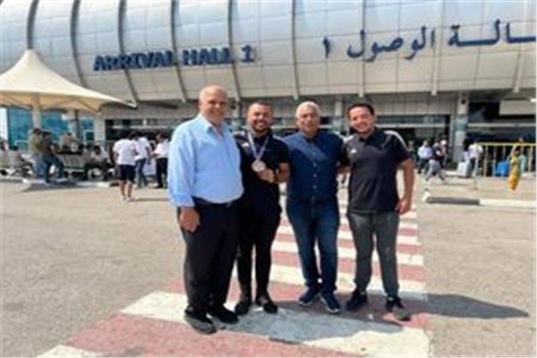 الشباب والرياضة يستقبل بطل الرماية عزمي محيلبة بمطار القاهرة الدولي