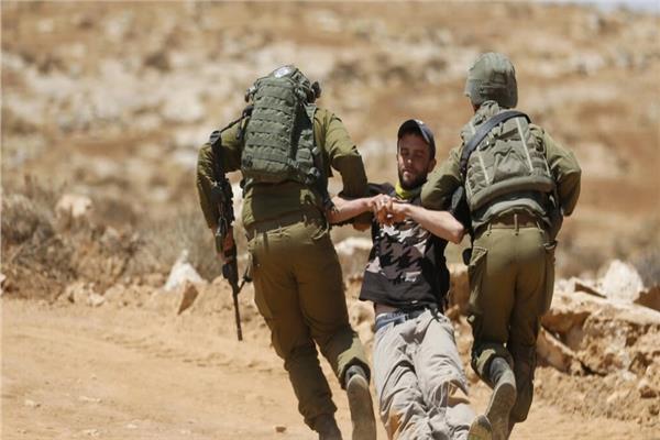 جيش الاحتلال يجلي سكان فلسطينيين