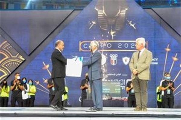 مصر تسلم إيطاليا راية تنظيم بطولة العالم للسلاح 2023 بميلان 